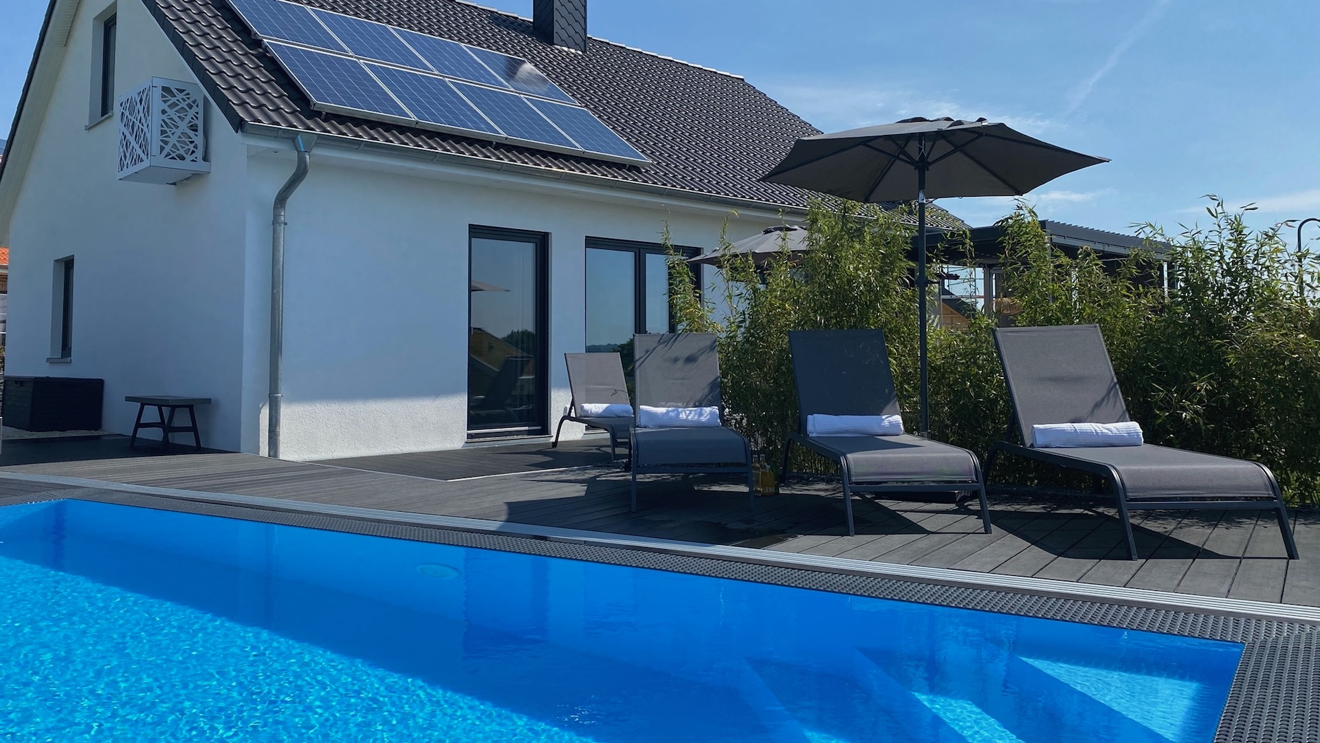 Pano­rama­pool – Sonnen­terrasse mit Ostsee­blick