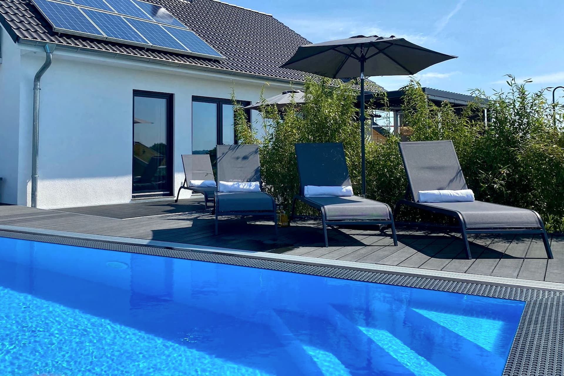 Pano­rama­pool – Sonnen­terrasse mit Ostsee­blick