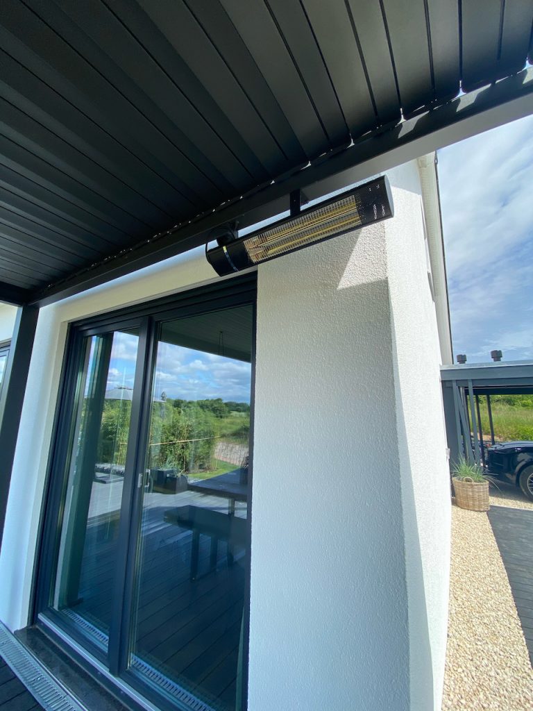 Geschlossene Lamellenpergola