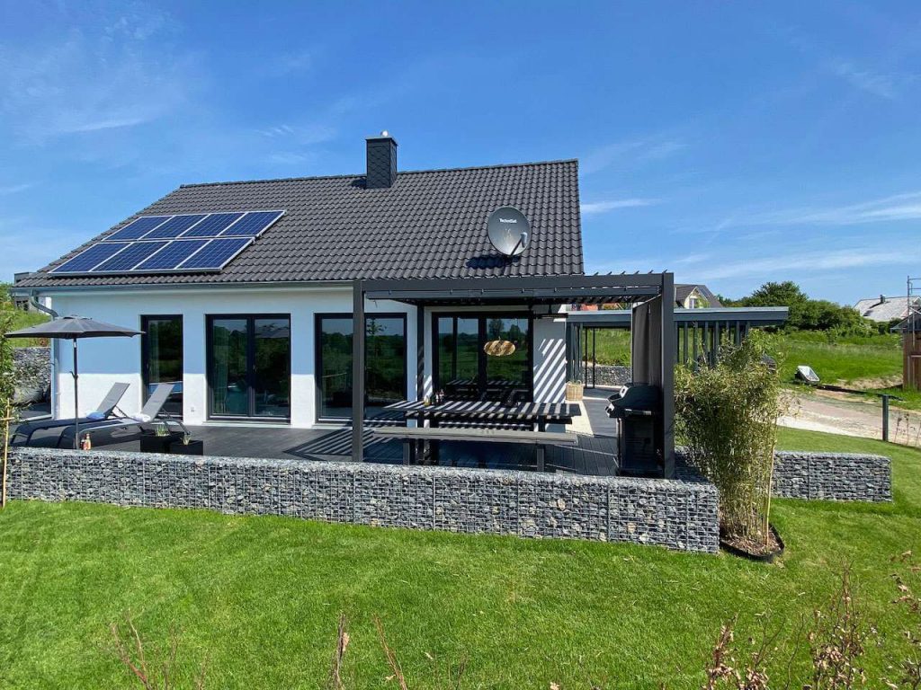 Lamellenpergola in der hey Bechvilla